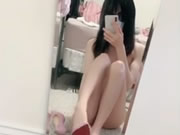 Gadis Asia selfie dengan sepatu hak tinggi vaginanya