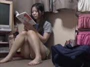 Gadis murni Jepang meraba vaginanya