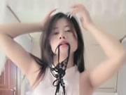 Gadis Cina berdada besar melakukan striptis dan masturbasi yang seksi